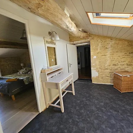 Maison Charentaise Avec Piscine Et Boulodrome Genouille (Charente-Maritime)