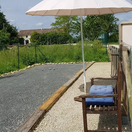 Maison Charentaise Avec Piscine Et Boulodrome Genouille (Charente-Maritime)