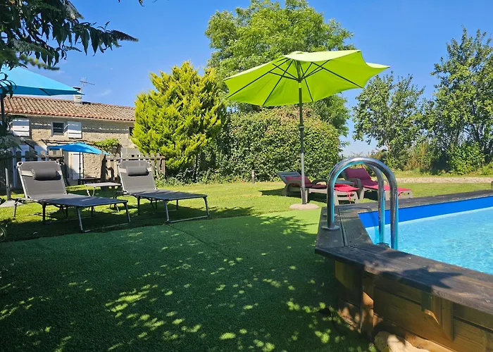 Сasa de vacaciones Maison Charentaise Avec Piscine Et Boulodrome Genouille (Charente-Maritime)