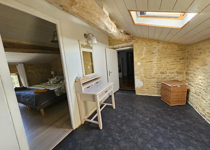 Maison Charentaise Avec Piscine Et Boulodrome Genouille (Charente-Maritime)