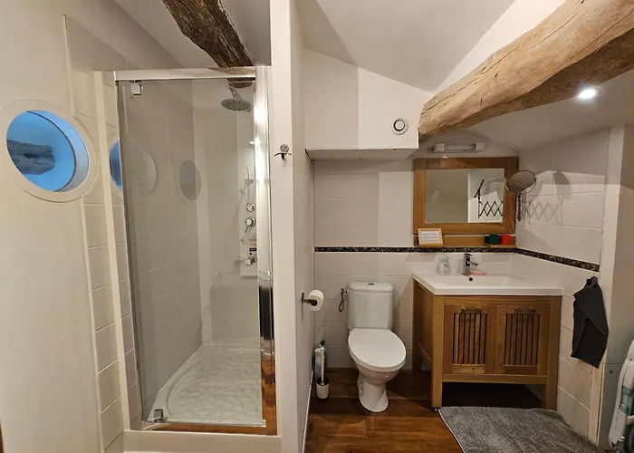 Maison Charentaise Avec Piscine Et Boulodrome Genouille (Charente-Maritime)