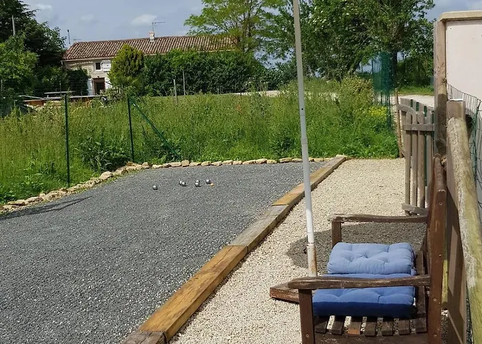 Maison Charentaise Avec Piscine Et Boulodrome Genouille (Charente-Maritime)